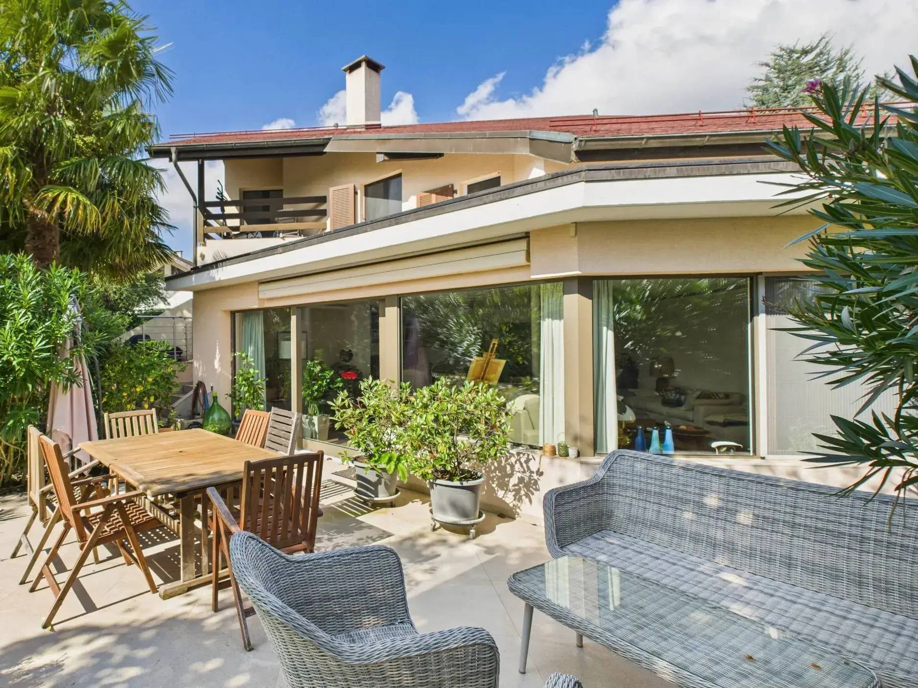 Maison familiale en demi-niveaux avec jardin arboré